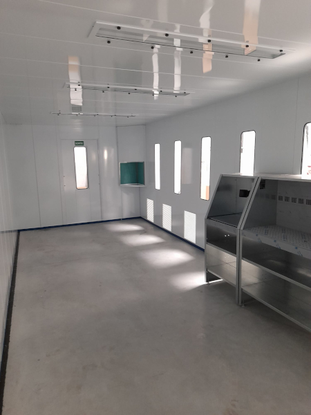 Intérieur d'un box de préparation et stockage de peinture